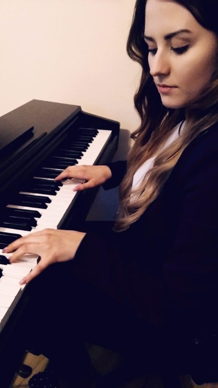 Julia Kubik gra na fortepianie